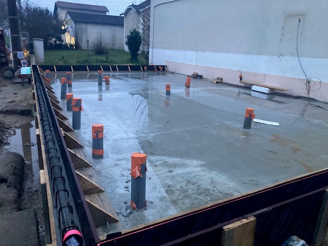 Coffrage et dalle béton d'un bâtiment tertiaire