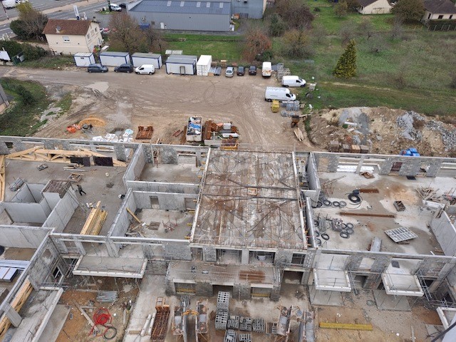 Vue aérienne du chantier de logements collectifs — dalle et fondations