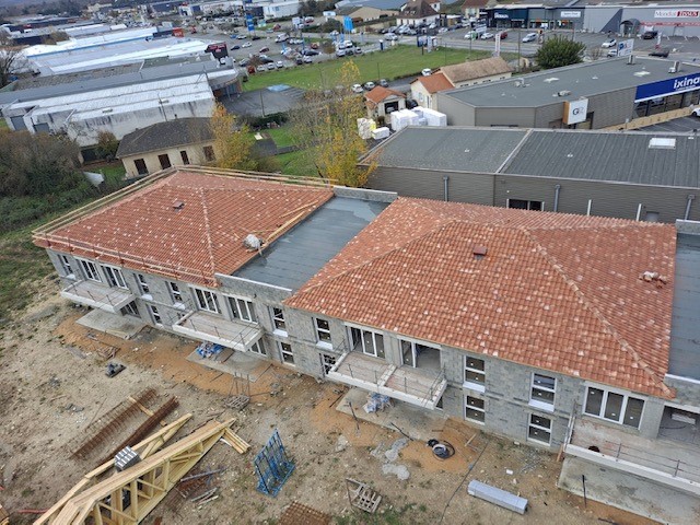 Logements collectifs avec charpente et couverture en tuiles