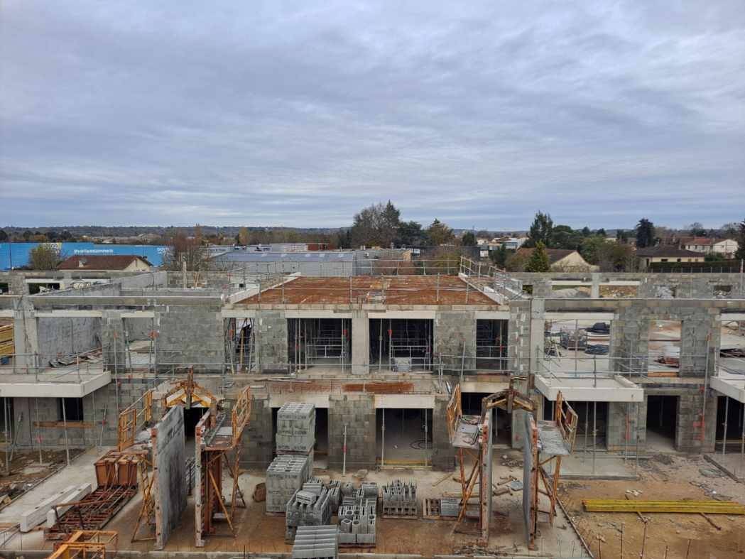 Logements collectifs en construction, structure béton et parpaings
