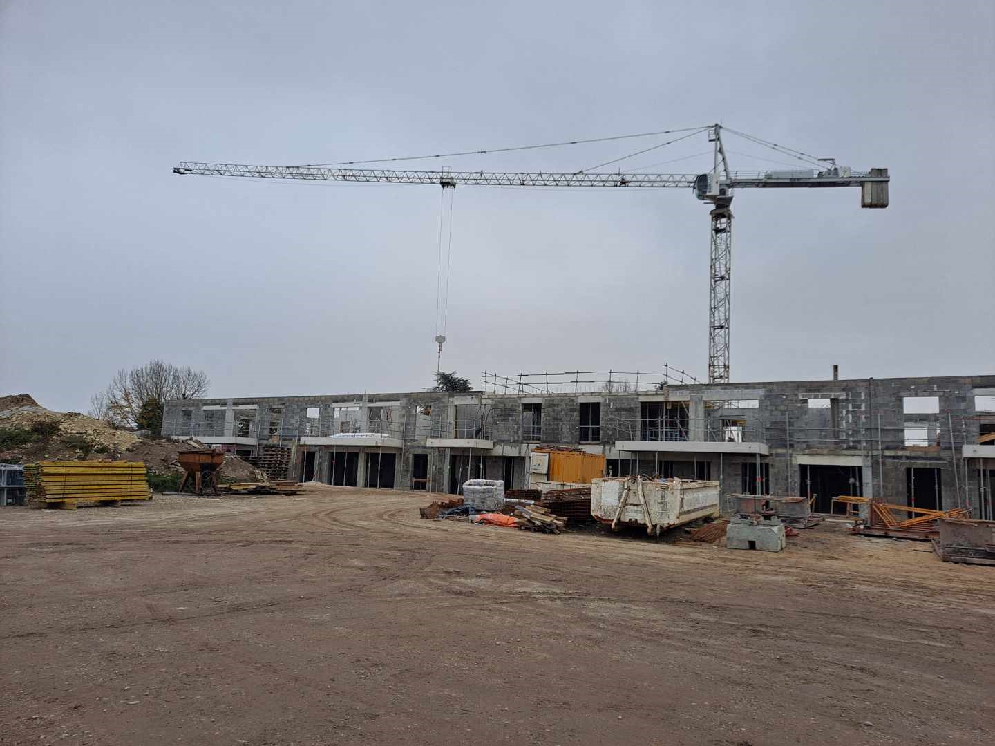 Chantier de logements collectifs avec grue