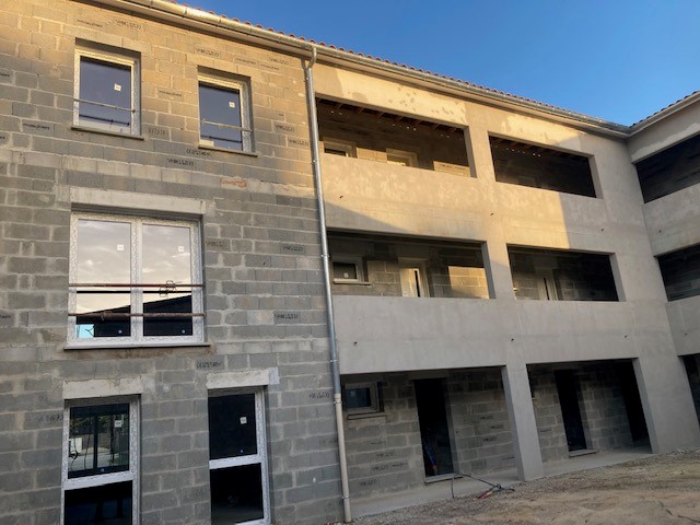 Façade de logements collectifs en cours de finition