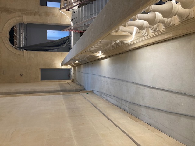 Coursive en pierre avec balustrade lors de la rénovation du Palais de justice de Bergerac