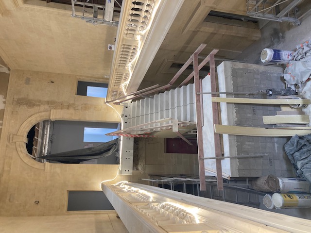 Escalier monumental et balustrades en pierre lors de la rénovation du Palais de justice de Bergerac